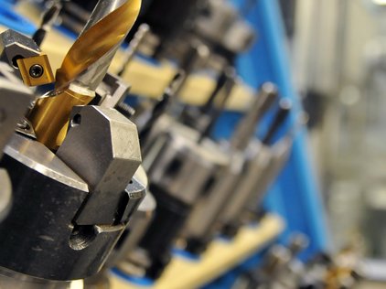 Regal mitCNC-Fräs-Werkzeugen